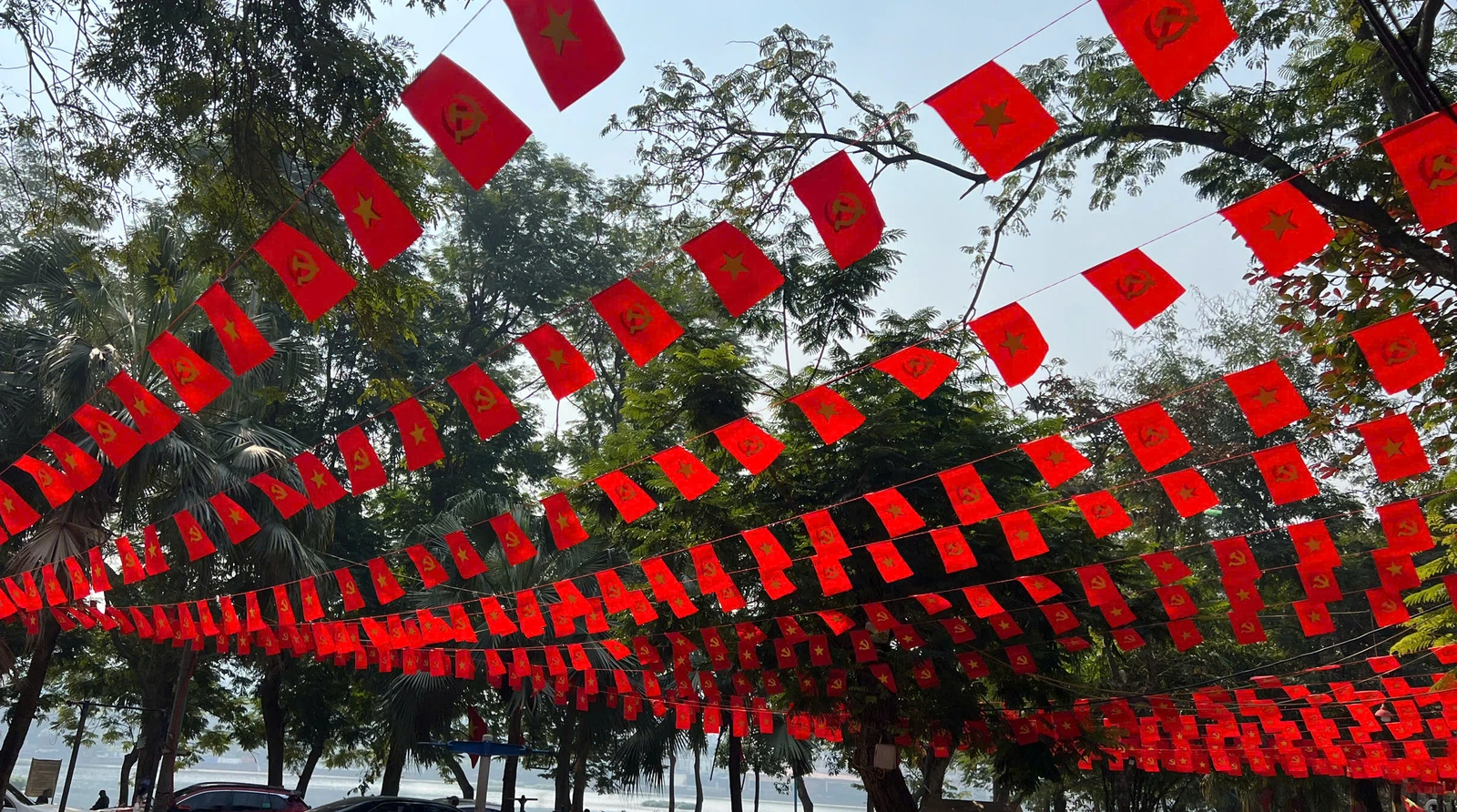 Hà Nội rực rỡ sắc đỏ cờ Đảng, cờ Tổ quốc chào mừng Đại hội XIV