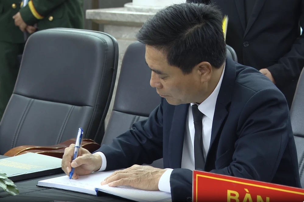 Đoàn đại biểu tỉnh Thanh Hóa viếng Đại tướng, Anh hùng Lực lượng vũ trang nhân dân Lê Văn Dũng