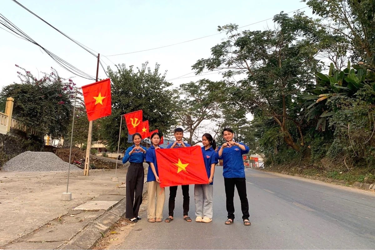 Màu áo xanh tình nguyện hướng về ngày hội lớn của đất nước