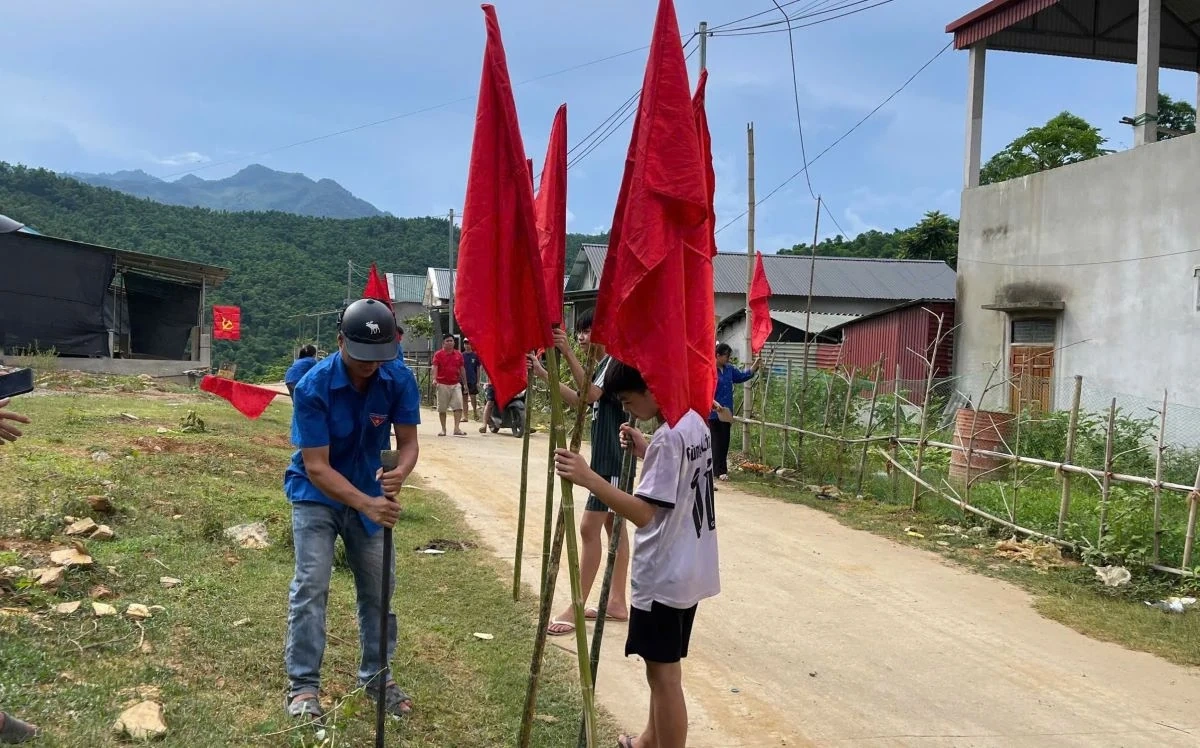 Màu áo xanh tình nguyện hướng về ngày hội lớn của đất nước