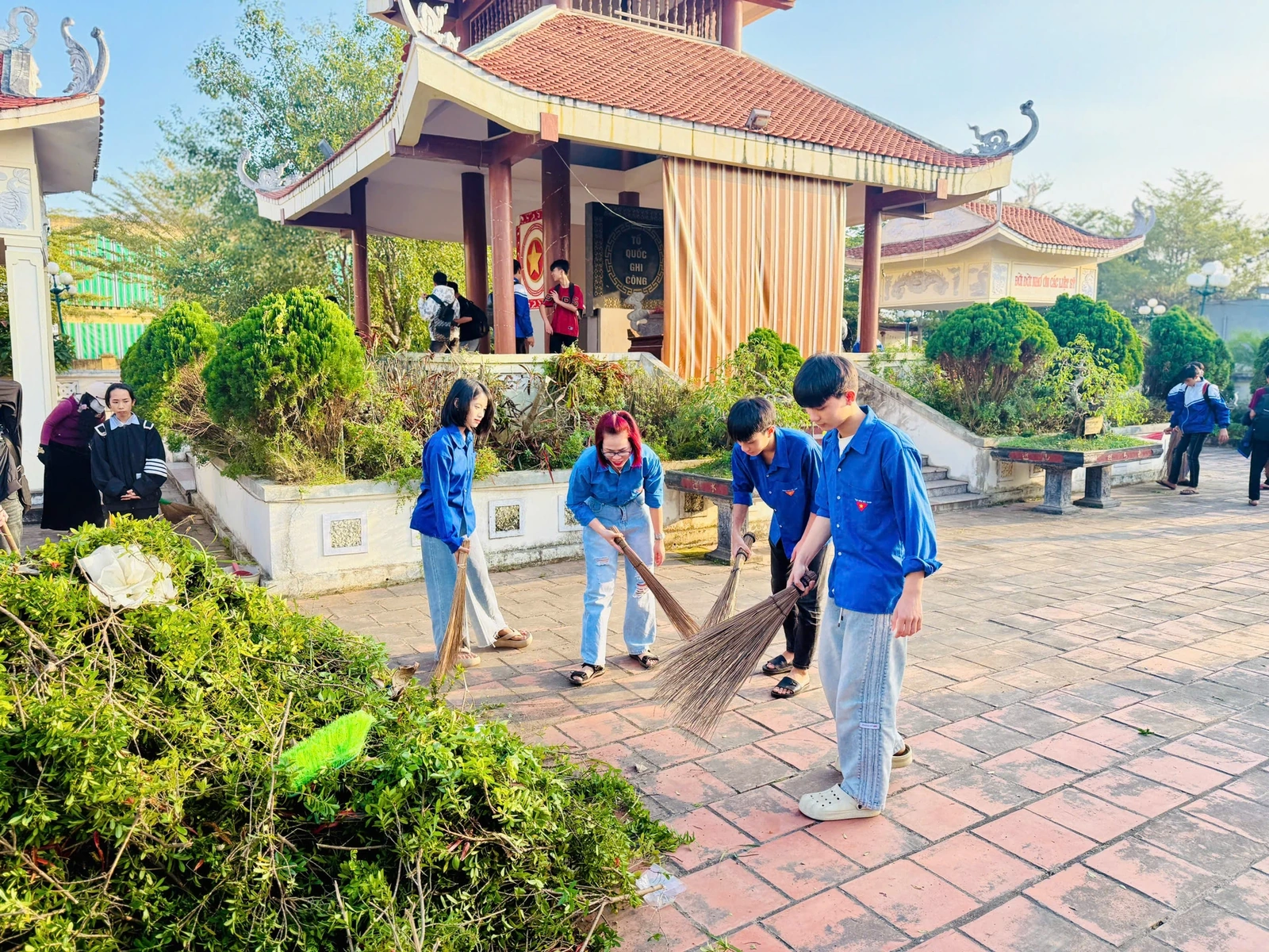 Màu áo xanh tình nguyện hướng về ngày hội lớn của đất nước