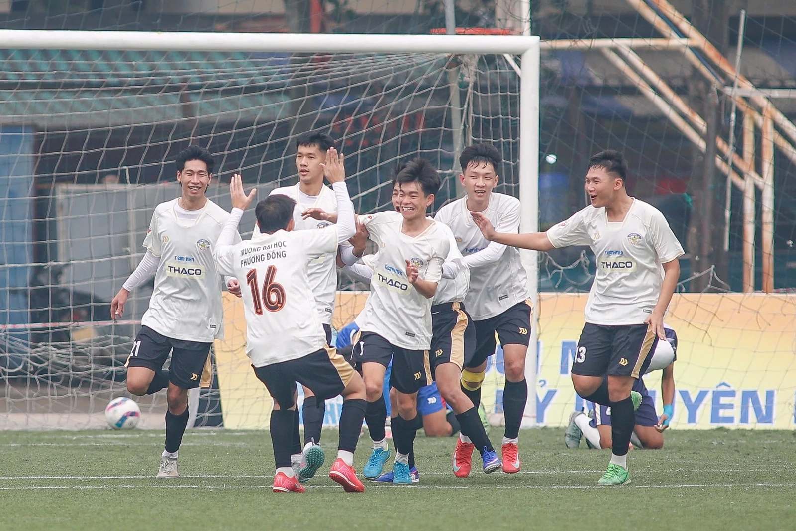 ĐH VHTTDL Thanh Hóa thắng tưng bừng ngày ra quân vòng loại giải bóng đá thanh niên sinh viên