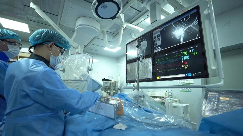 Ca bệnh mạch vành phức tạp đầu tiên tại Thanh Hóa được can thiệp dưới sự hỗ trợ của hệ thống IVUS + NIRS