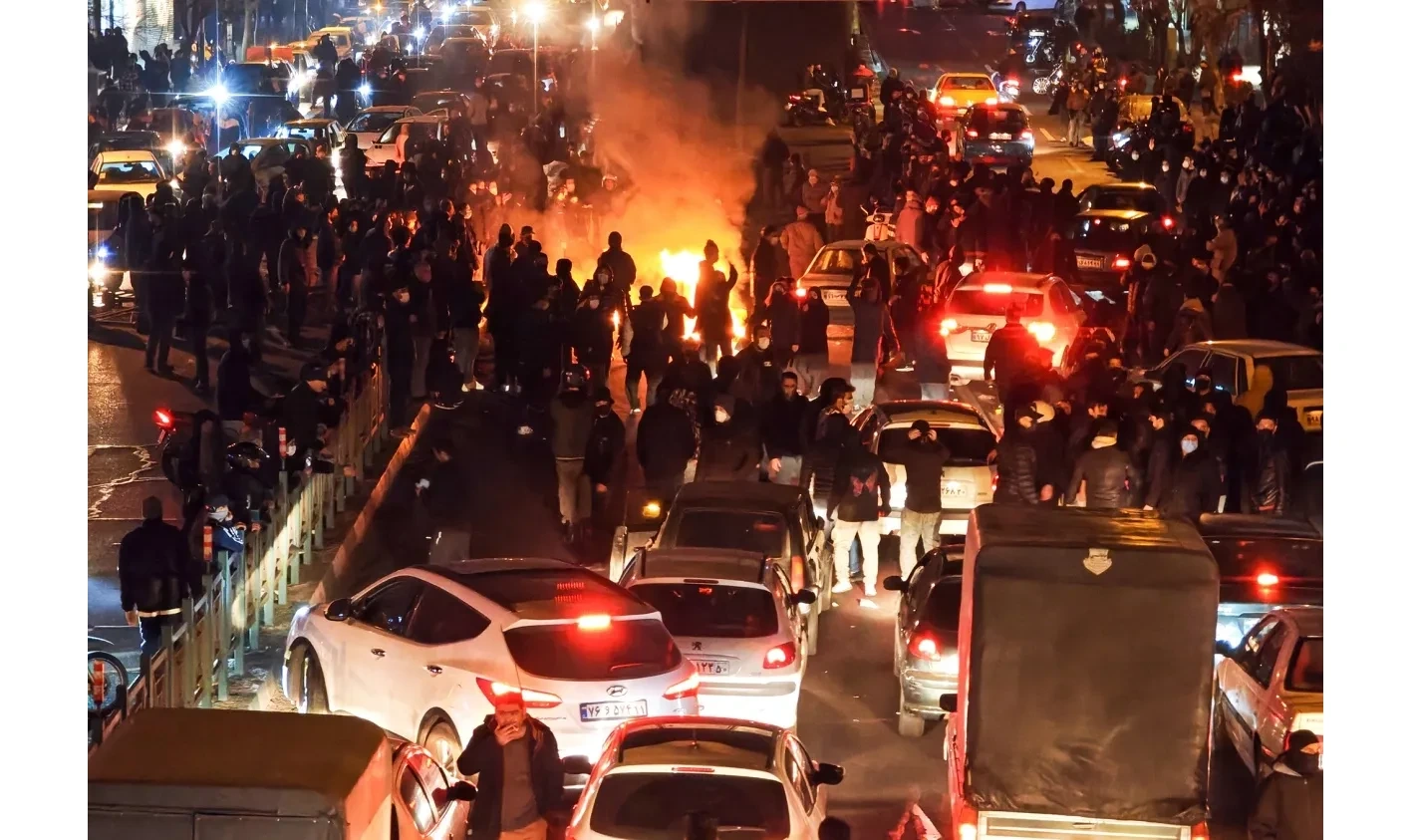 Iran đóng cửa không phận, nhiều nước kêu gọi công dân rời khỏi quốc gia hồi giáo