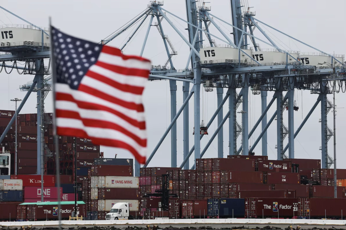 IMF nâng dự báo tăng trưởng kinh tế toàn cầu, cảnh báo leo thang căng thẳng thương mại Mỹ- châu Âu