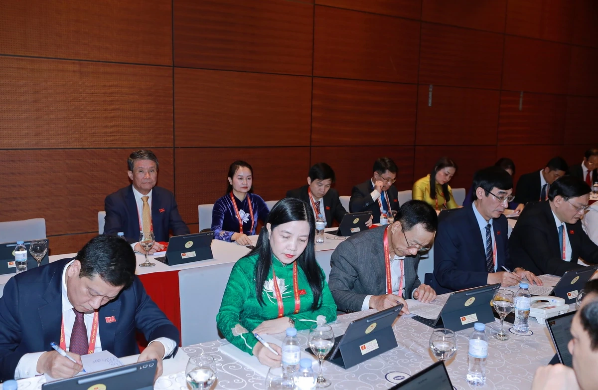 Hình ảnh Đoàn đại biểu Đảng bộ tỉnh Thanh Hóa tại phiên khai mạc Đại hội XIV của Đảng