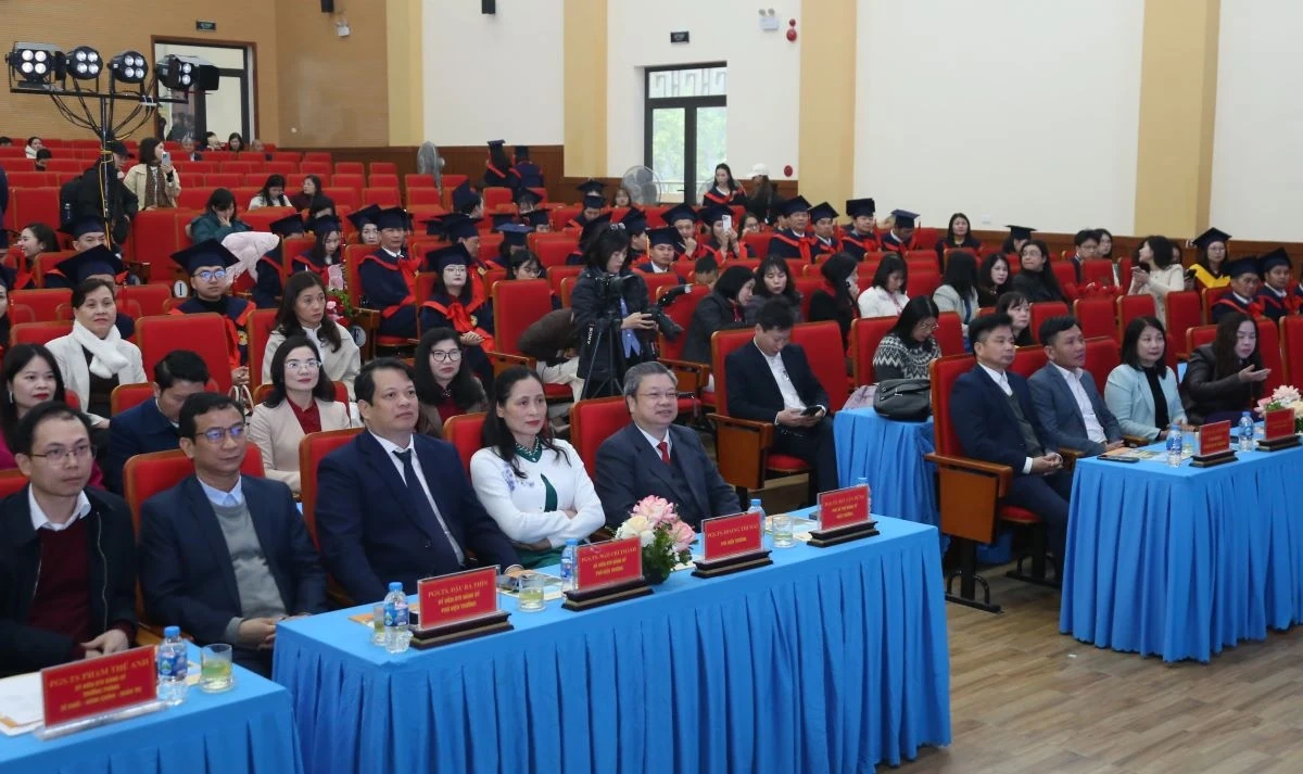 Trường Đại học Hồng Đức trao bằng tiến sĩ và thạc sĩ tốt nghiệp năm 2025