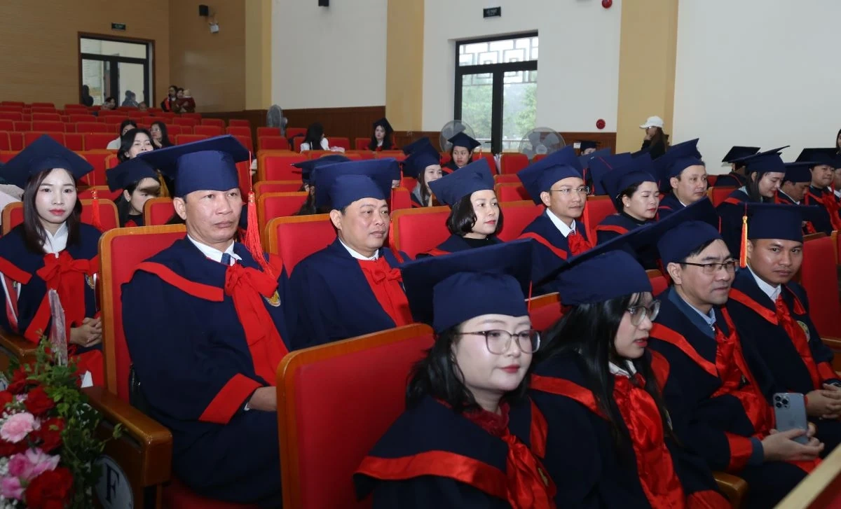 Trường Đại học Hồng Đức trao bằng tiến sĩ và thạc sĩ tốt nghiệp năm 2025