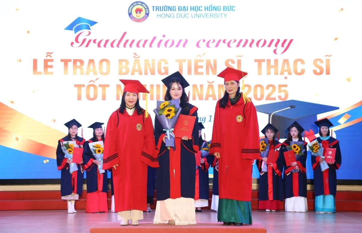 Trường Đại học Hồng Đức trao bằng tiến sĩ và thạc sĩ tốt nghiệp năm 2025