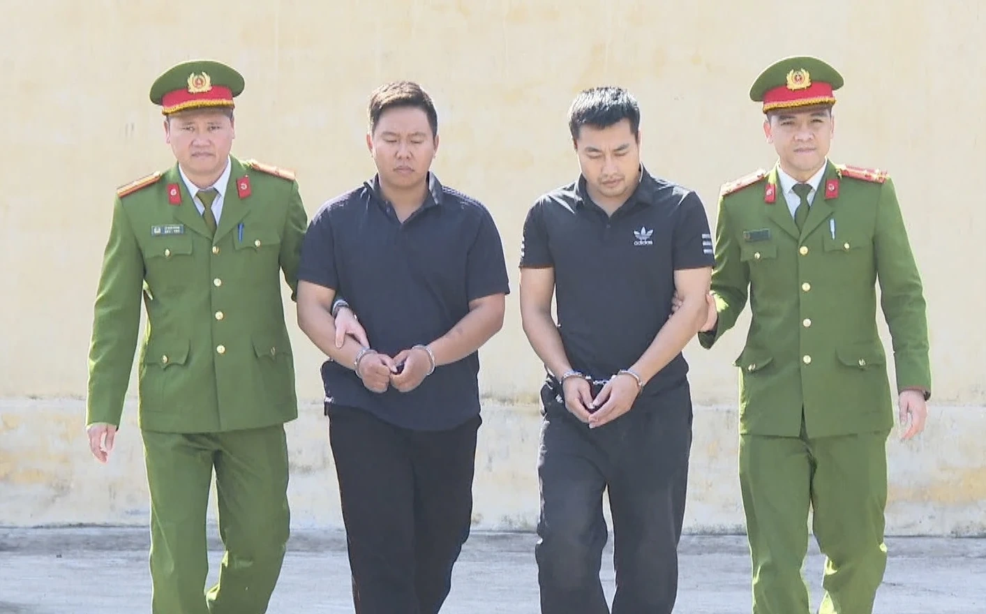 Bắt giữ 2 đối tượng, thu giữ gần 30 kg pháo nổ trái phép