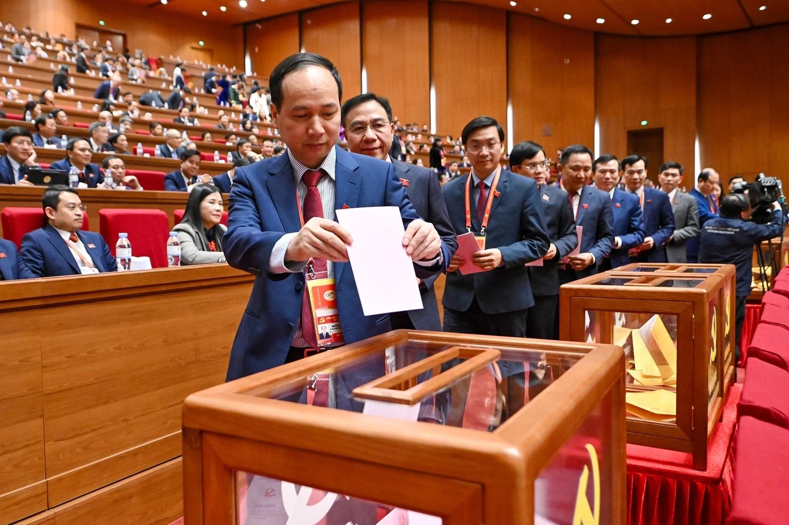 Bỏ phiếu bầu Ban Chấp hành Trung ương Đảng khóa XIV