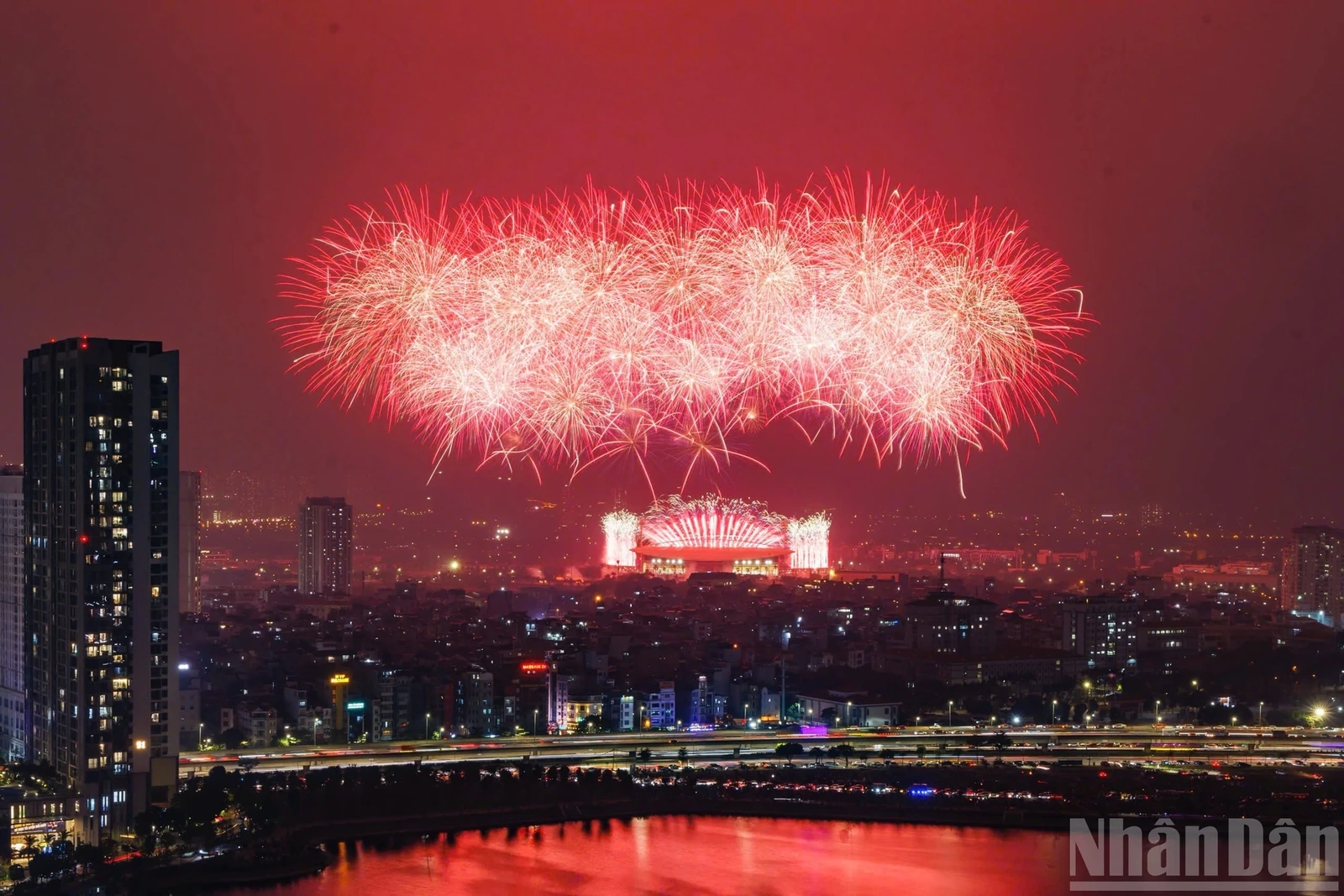 Mãn nhãn màn pháo hoa trên bầu trời Hà Nội mừng Đại hội XIV của Đảng thành công rực rỡ
