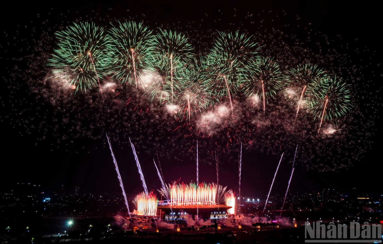Mãn nhãn màn pháo hoa trên bầu trời Hà Nội mừng Đại hội XIV của Đảng thành công rực rỡ