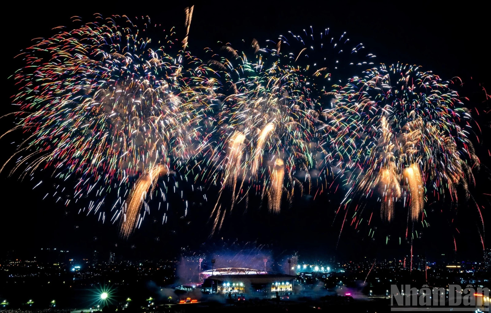 Mãn nhãn màn pháo hoa trên bầu trời Hà Nội mừng Đại hội XIV của Đảng thành công rực rỡ