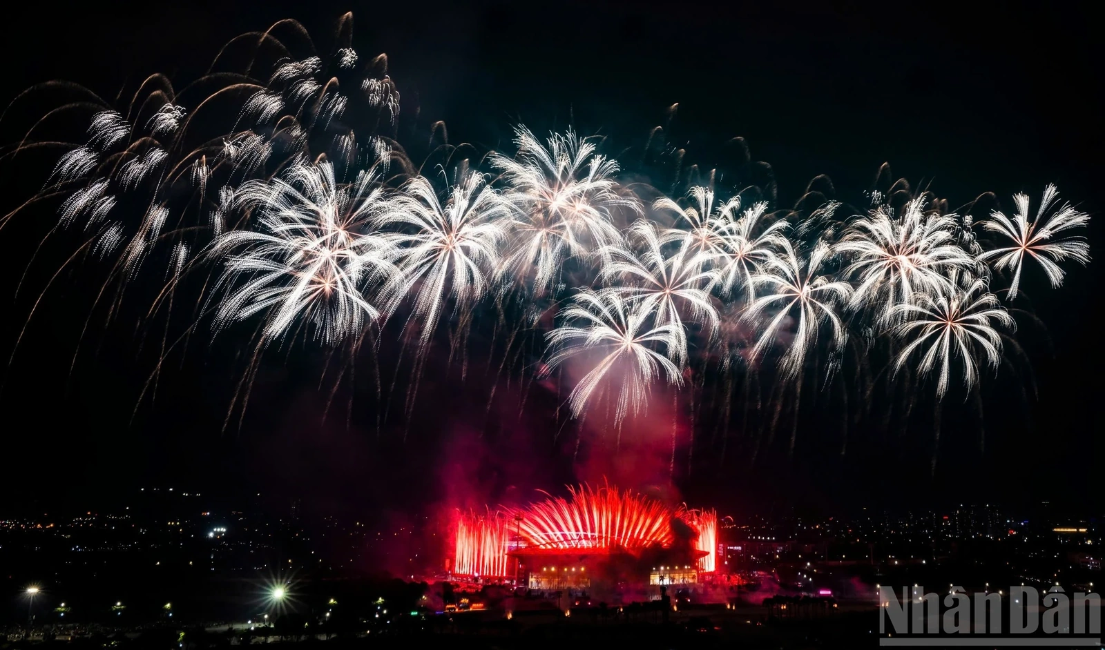 Mãn nhãn màn pháo hoa trên bầu trời Hà Nội mừng Đại hội XIV của Đảng thành công rực rỡ