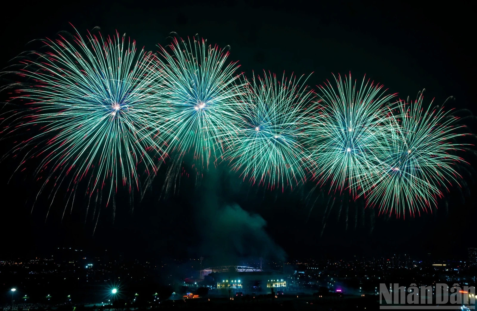 Mãn nhãn màn pháo hoa trên bầu trời Hà Nội mừng Đại hội XIV của Đảng thành công rực rỡ