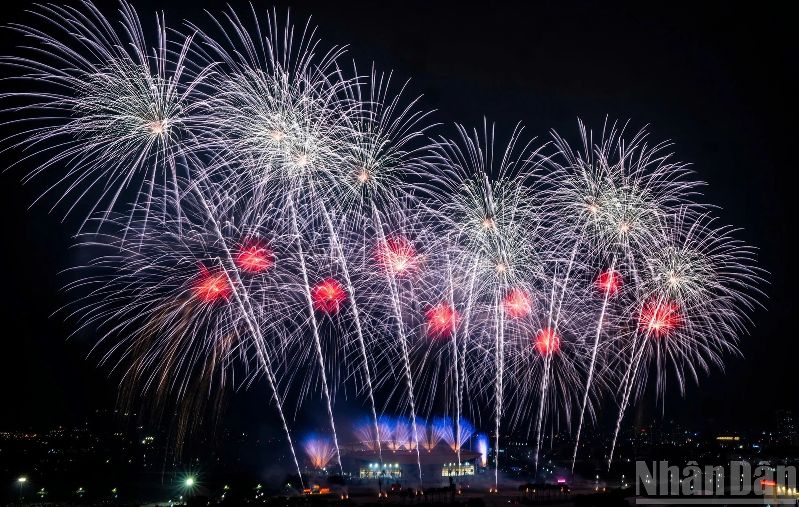 Mãn nhãn màn pháo hoa trên bầu trời Hà Nội mừng Đại hội XIV của Đảng thành công rực rỡ