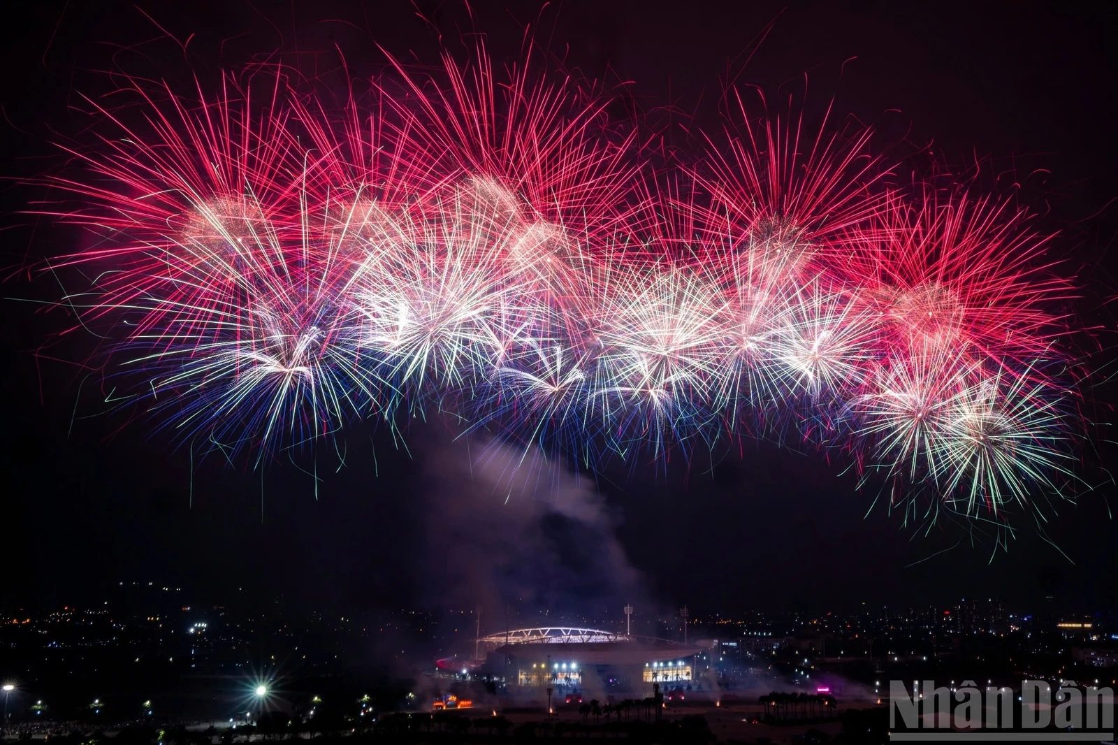 Mãn nhãn màn pháo hoa trên bầu trời Hà Nội mừng Đại hội XIV của Đảng thành công rực rỡ