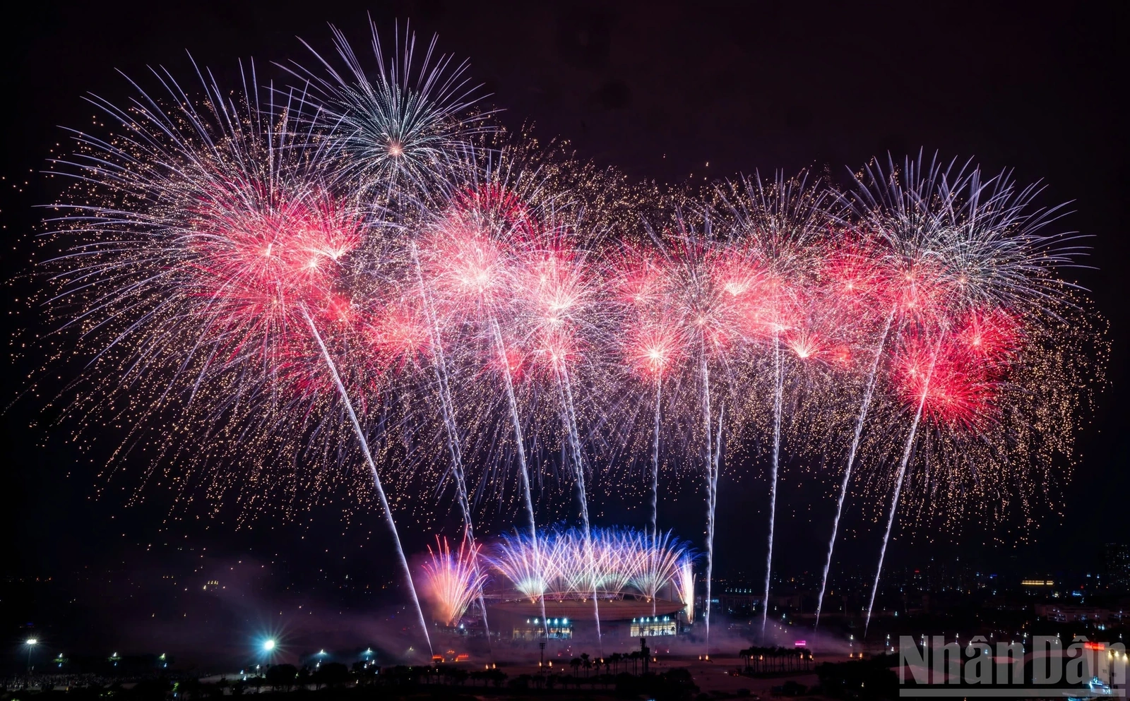 Mãn nhãn màn pháo hoa trên bầu trời Hà Nội mừng Đại hội XIV của Đảng thành công rực rỡ