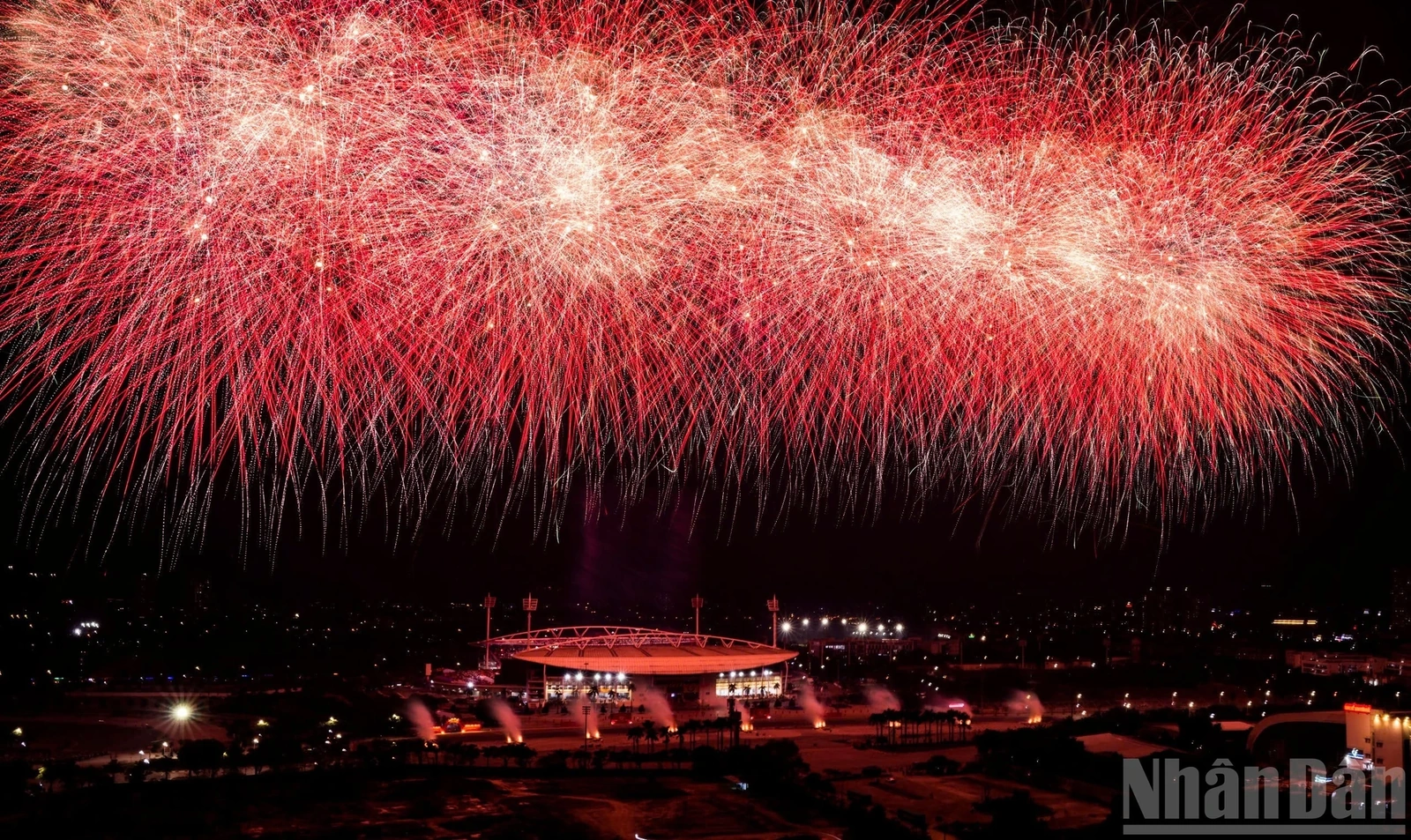 Mãn nhãn màn pháo hoa trên bầu trời Hà Nội mừng Đại hội XIV của Đảng thành công rực rỡ