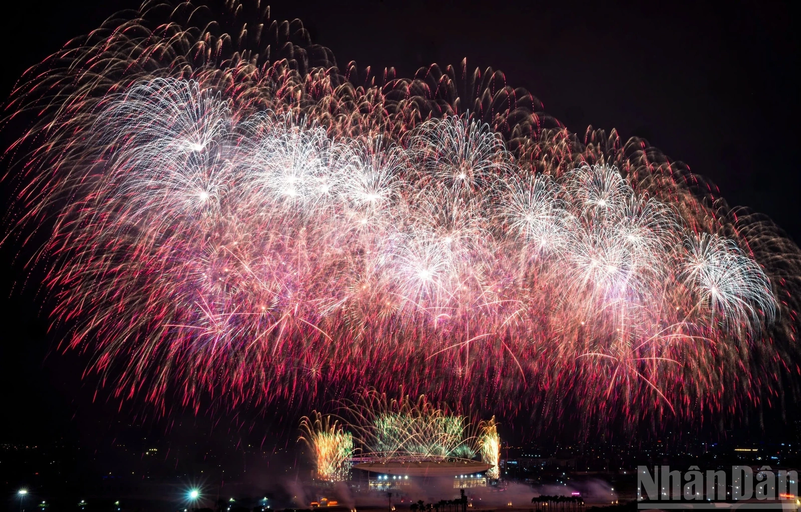 Mãn nhãn màn pháo hoa trên bầu trời Hà Nội mừng Đại hội XIV của Đảng thành công rực rỡ