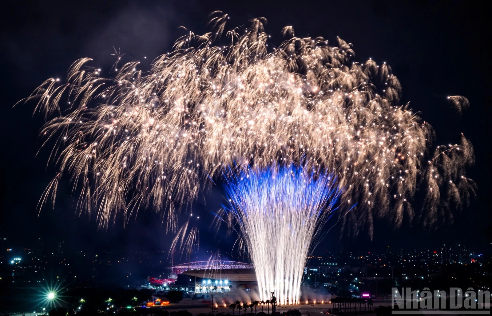 Mãn nhãn màn pháo hoa trên bầu trời Hà Nội mừng Đại hội XIV của Đảng thành công rực rỡ