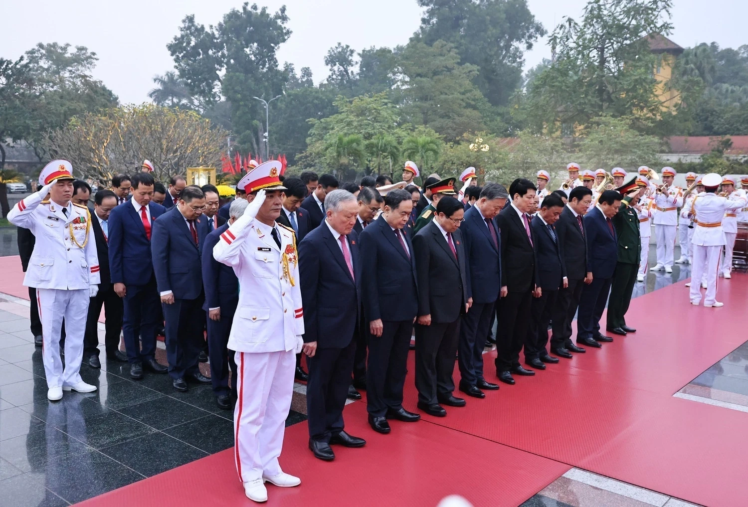 Các đại biểu dự Đại hội XIV vào Lăng viếng Chủ tịch Hồ Chí Minh, đặt hoa tại Đài tưởng niệm các Anh hùng liệt sĩ