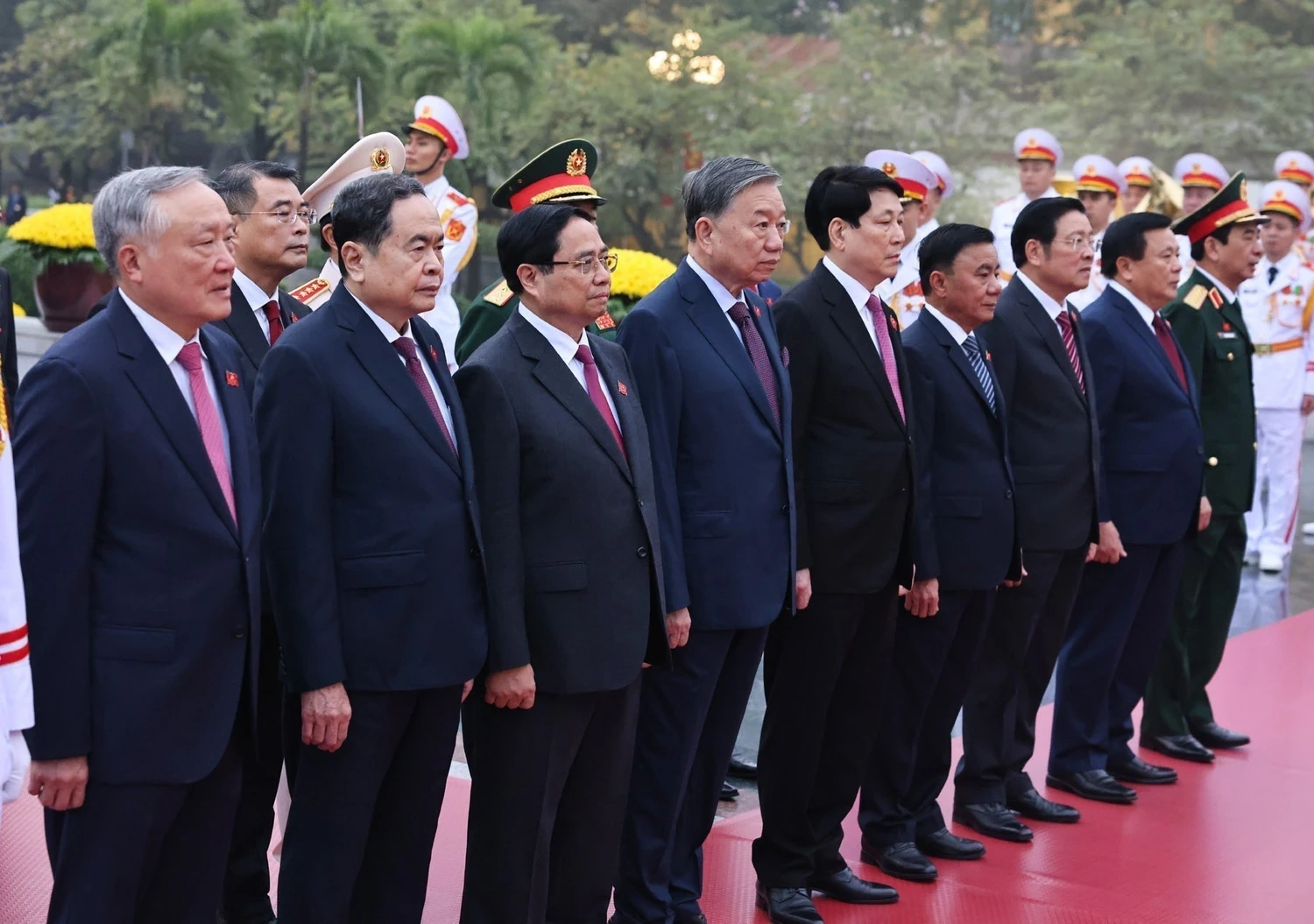 Các đại biểu dự Đại hội XIV vào Lăng viếng Chủ tịch Hồ Chí Minh, đặt hoa tại Đài tưởng niệm các Anh hùng liệt sĩ