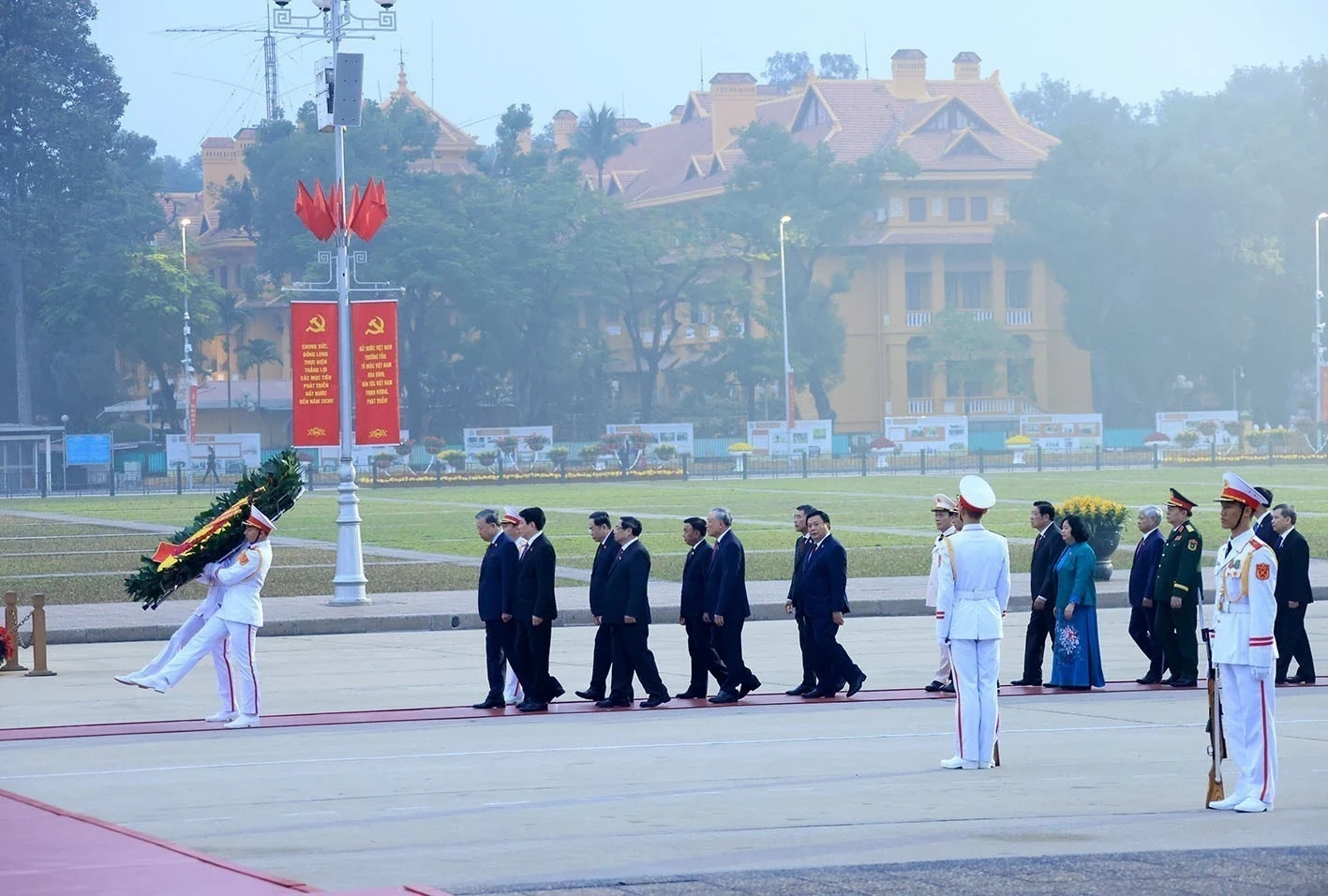 Các đại biểu dự Đại hội XIV vào Lăng viếng Chủ tịch Hồ Chí Minh, đặt hoa tại Đài tưởng niệm các Anh hùng liệt sĩ