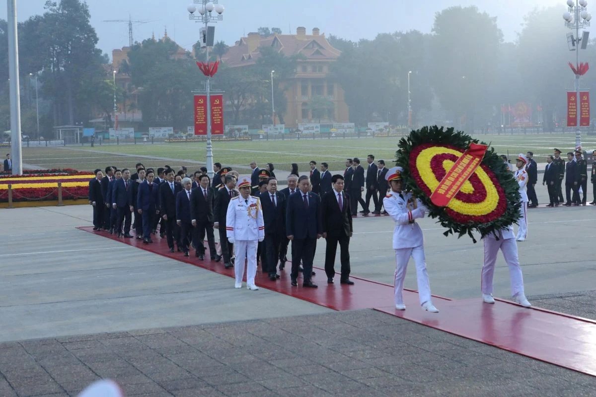 Các đại biểu dự Đại hội XIV vào Lăng viếng Chủ tịch Hồ Chí Minh, đặt hoa tại Đài tưởng niệm các Anh hùng liệt sĩ
