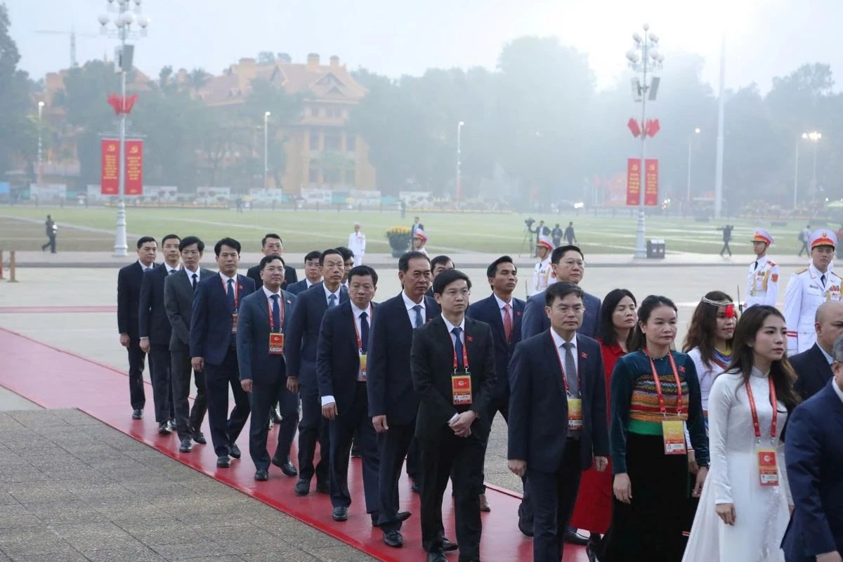 Các đại biểu dự Đại hội XIV vào Lăng viếng Chủ tịch Hồ Chí Minh, đặt hoa tại Đài tưởng niệm các Anh hùng liệt sĩ