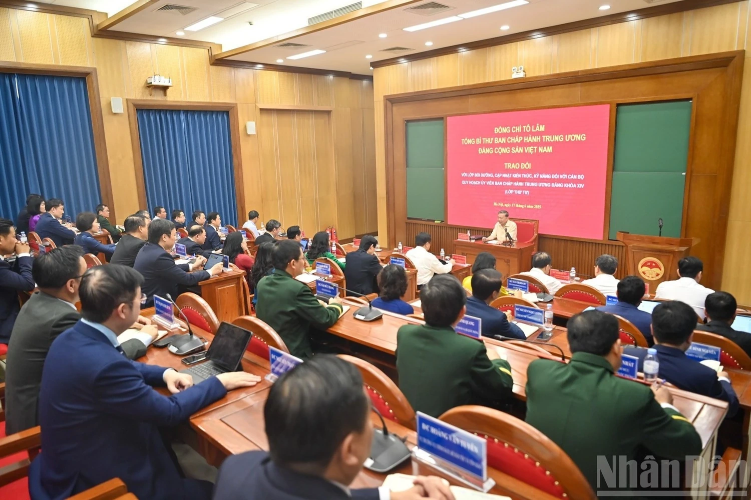 Xây dựng đội ngũ cán bộ đáp ứng yêu cầu lãnh đạo phát triển đất nước trong giai đoạn mới