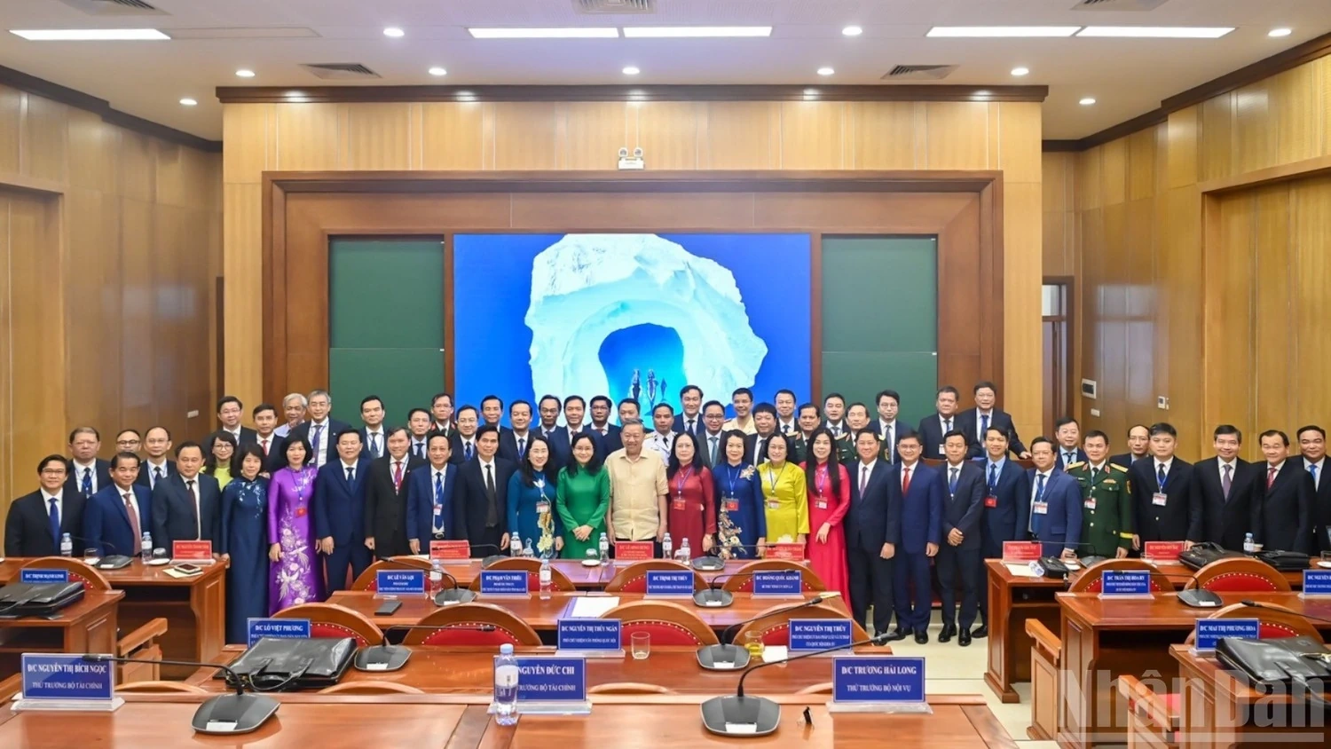 Xây dựng đội ngũ cán bộ đáp ứng yêu cầu lãnh đạo phát triển đất nước trong giai đoạn mới