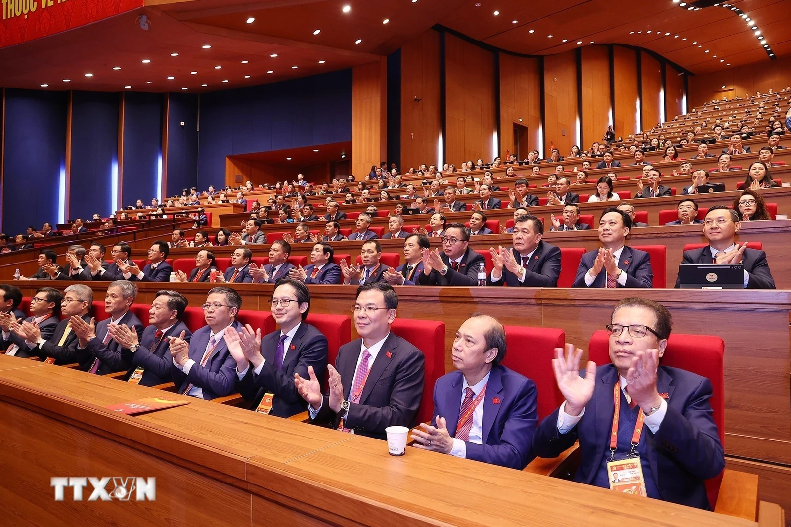 Thông qua Nghị quyết Đại hội đại biểu toàn quốc lần thứ XIV của Đảng