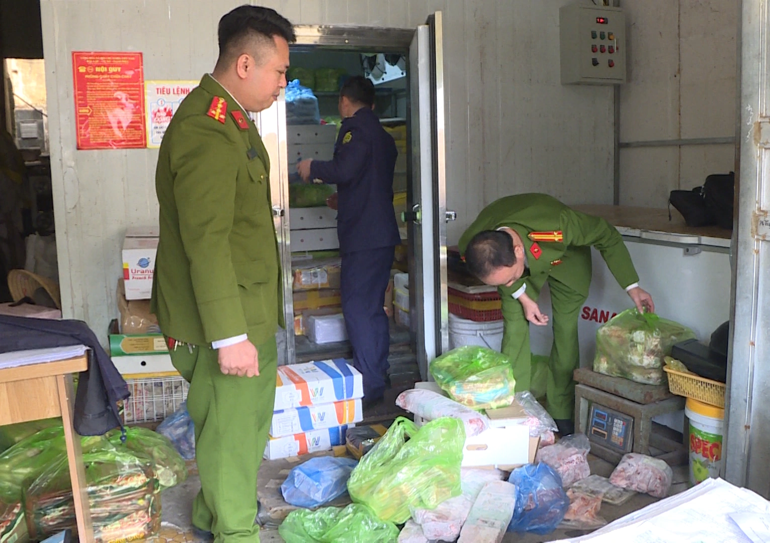 Tiêu hủy 154kg lạp xưởng, ba chỉ bò... không rõ nguồn gốc xuất xứ