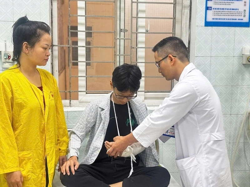 Cứu sống bệnh nhi 15 tuổi bị kính cắt đứt lìa động mạch