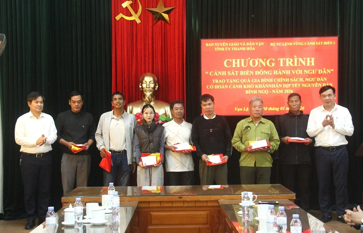 Trao quà cho ngư dân có hoàn cảnh khó khăn nhân dịp Tết Nguyên đán 2026