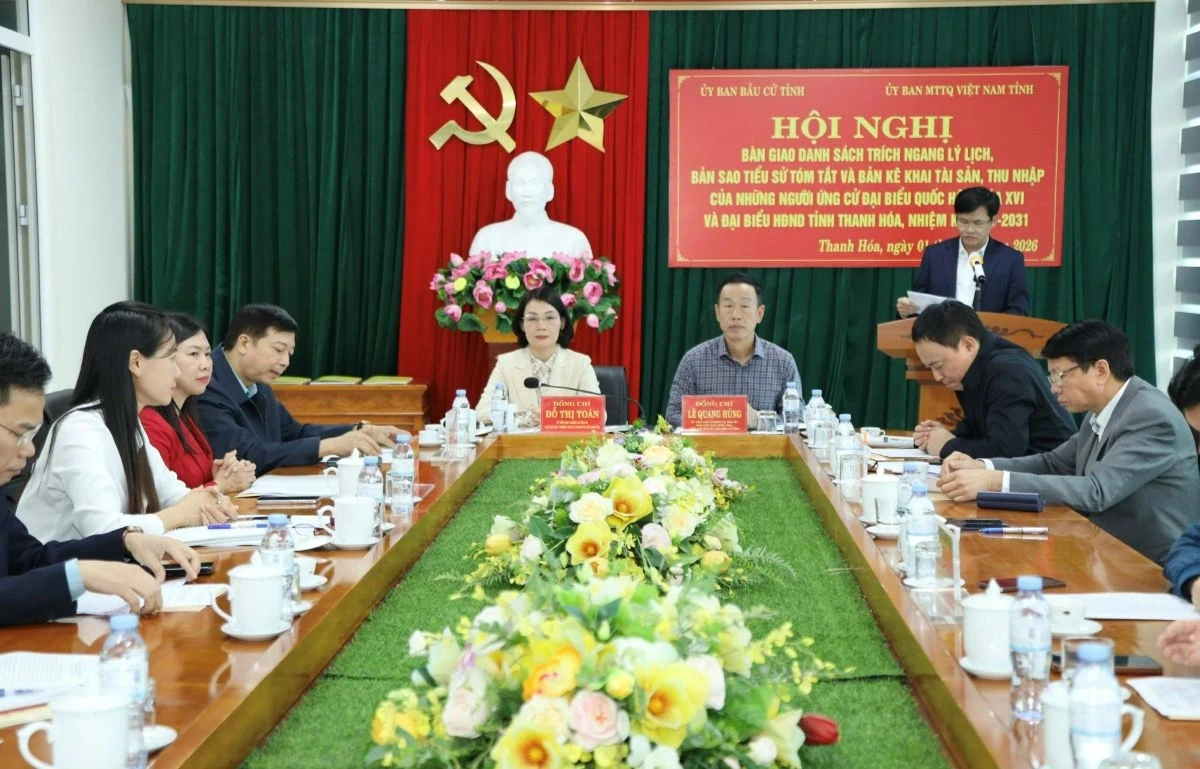 Bàn giao hồ sơ người ứng cử ĐBQH khóa XVI và đại biểu HĐND tỉnh Thanh Hóa nhiệm kỳ 2026-2031