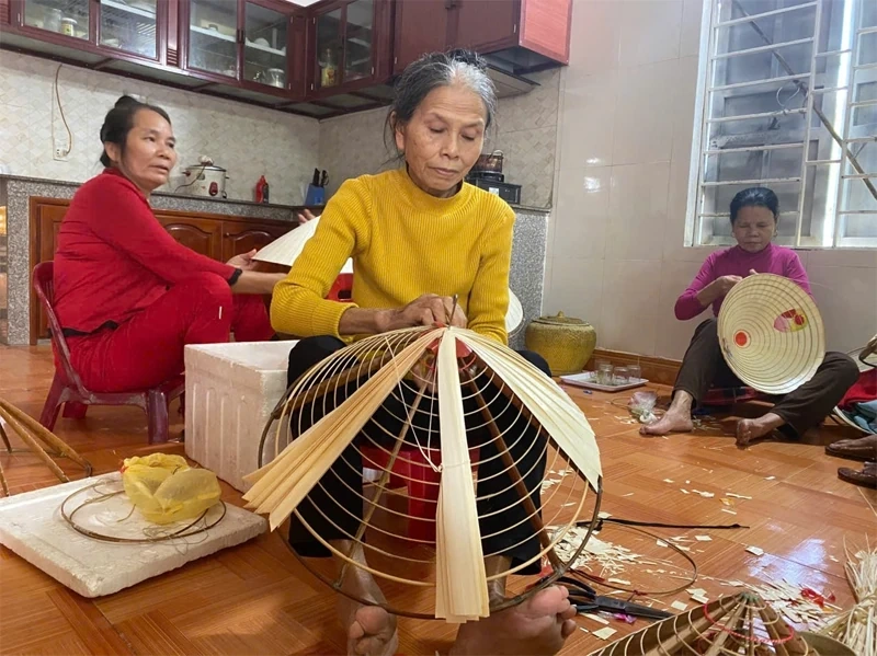 Nhịp sống làng nghề nón lá