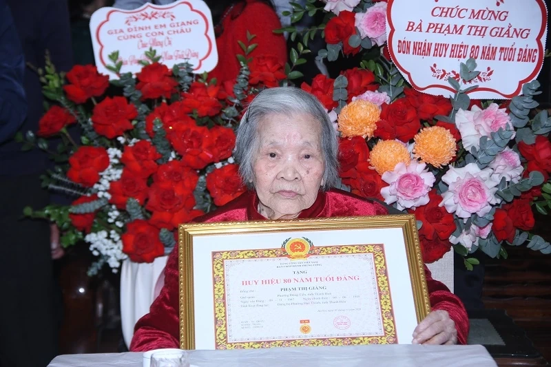 Trao Huy hiệu 80 năm tuổi Đảng cho đảng viên Phạm Thị Giằng