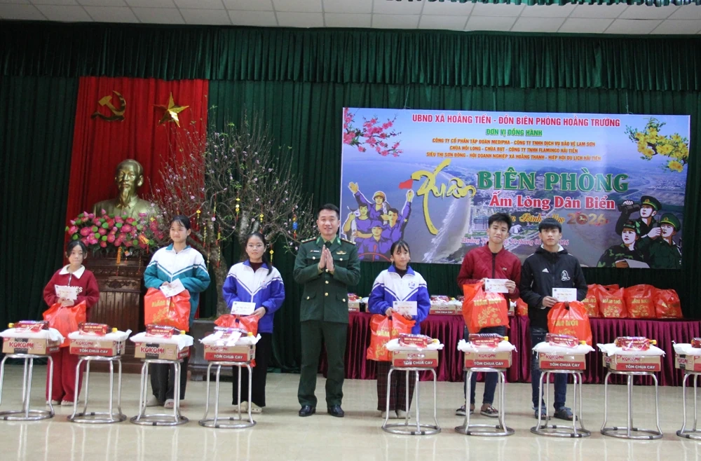 “Xuân Biên phòng - ấm lòng dân biển