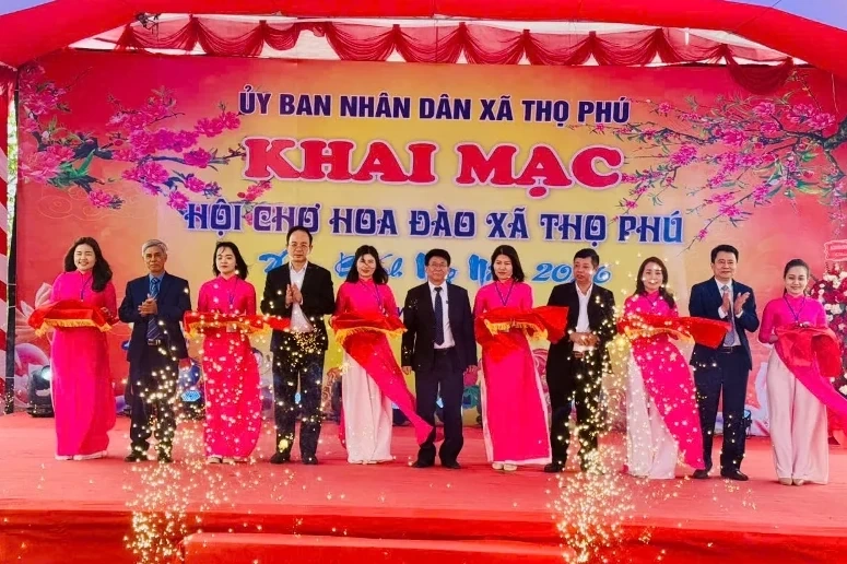 Hơn 500 tác phẩm hoa đào xã Thọ Phú trưng bày tại hội chợ