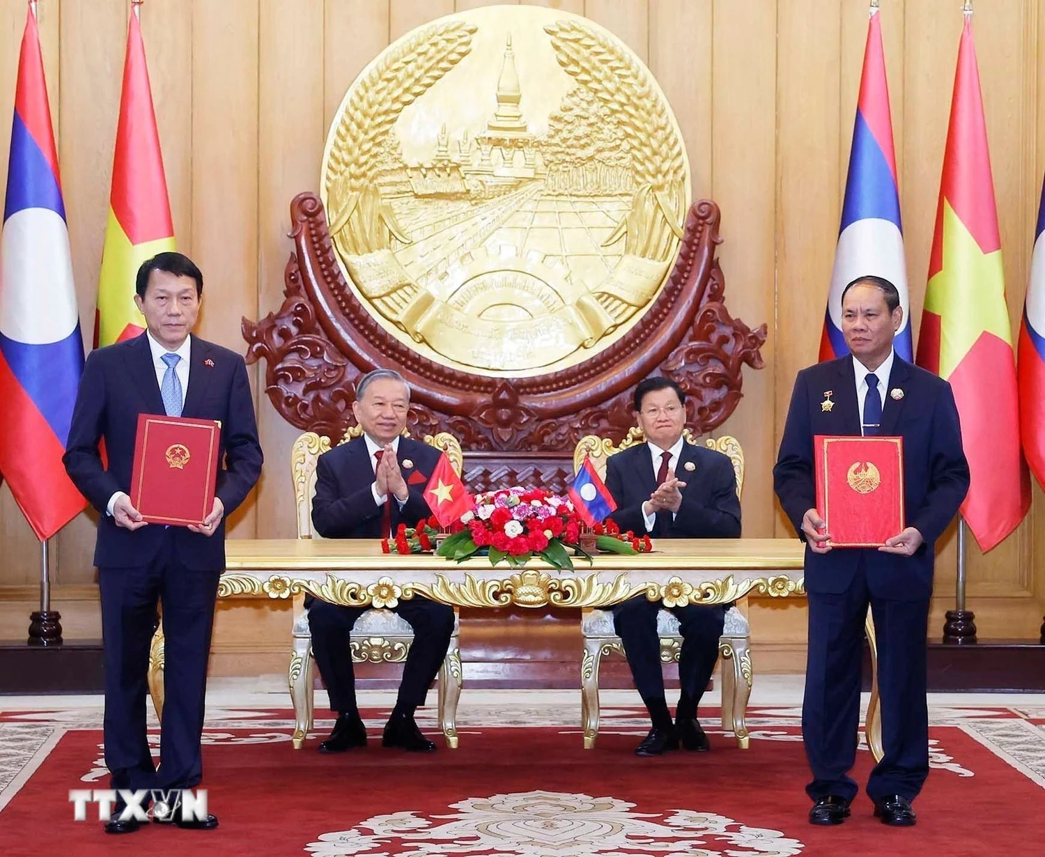 Quan hệ hữu nghị vĩ đại, đoàn kết đặc biệt Việt Nam-Lào bước sang giai đoạn mới