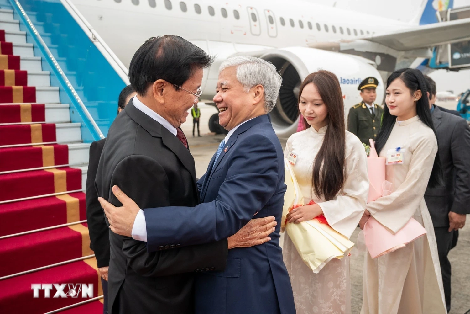 Tổng Bí thư, Chủ tịch nước Lào và Phu nhân đến Hà Nội, bắt đầu thăm cấp Nhà nước tới Việt Nam