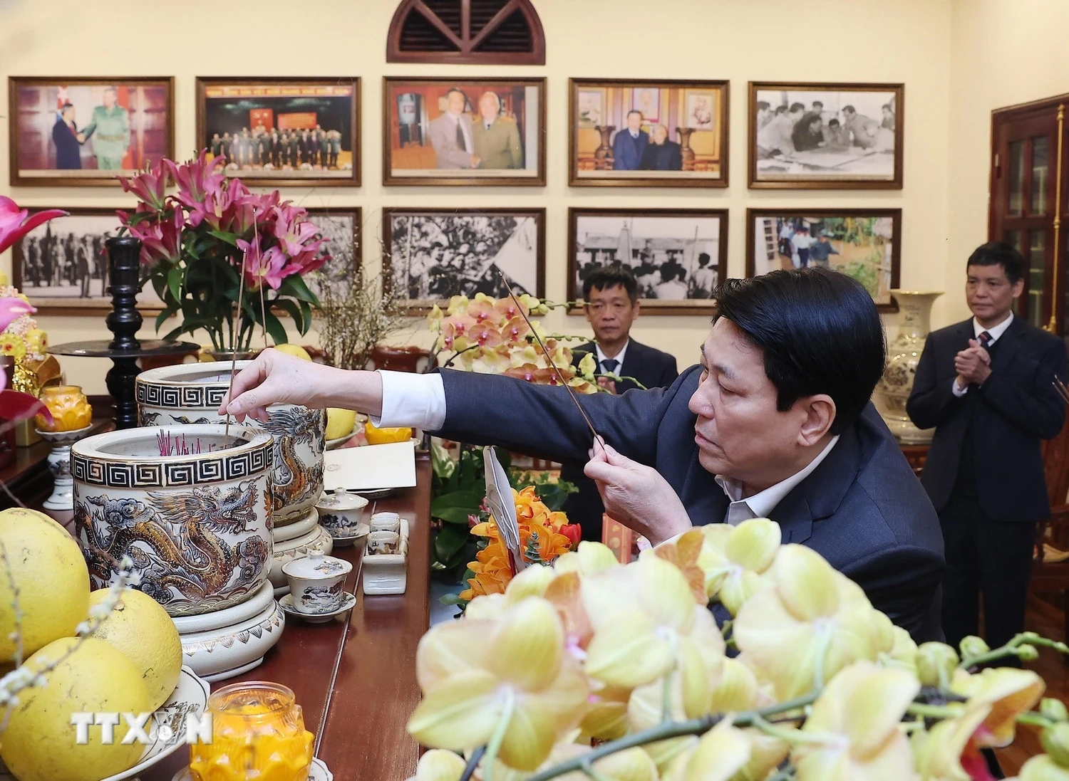 Chủ tịch nước thắp hương tưởng nhớ các đồng chí nguyên lãnh đạo Đảng, Nhà nước