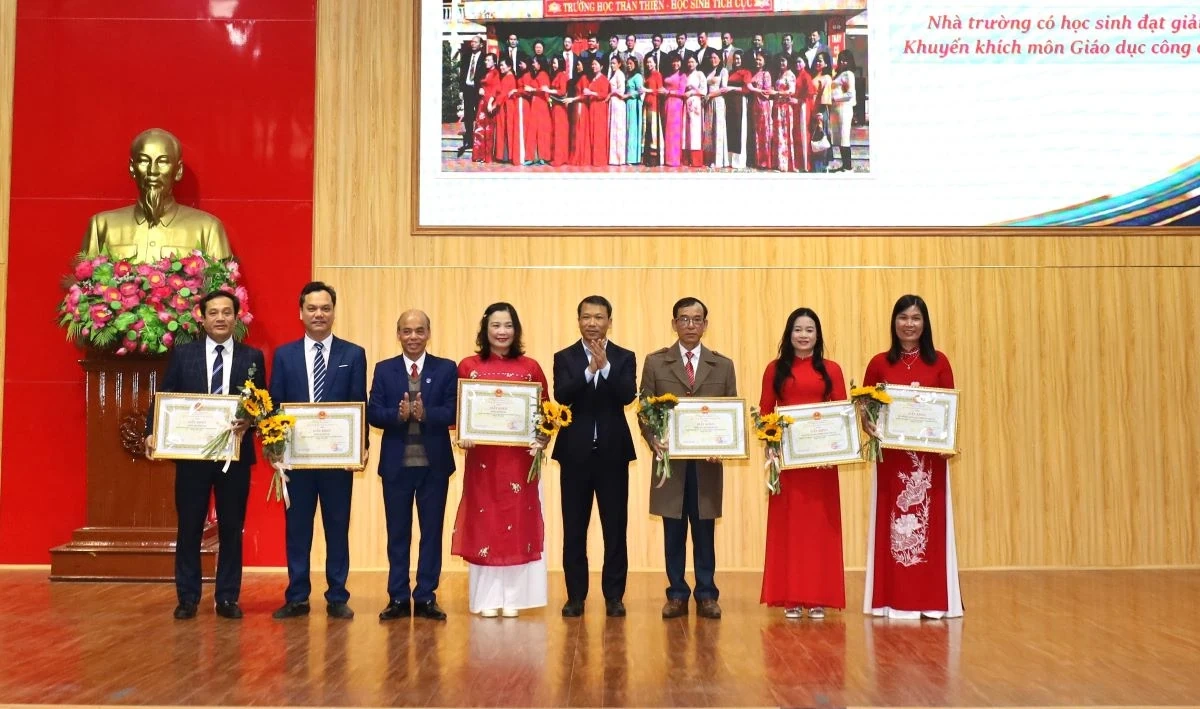 Xã Hậu Lộc khen thưởng học sinh đạt thành tích xuất sắc trong kỳ thi học sinh giỏi cấp tỉnh