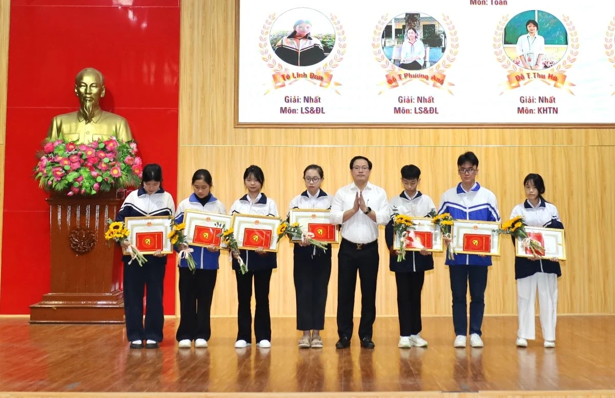 Xã Hậu Lộc khen thưởng học sinh đạt thành tích xuất sắc trong kỳ thi học sinh giỏi cấp tỉnh