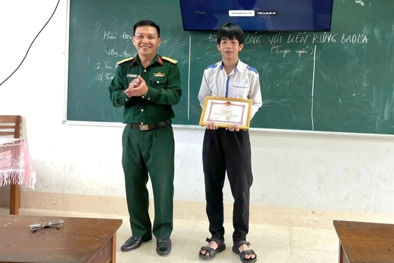 Khen thưởng nam sinh lớp 11 kịp thời sơ cứu phi công trong vụ rơi máy bay