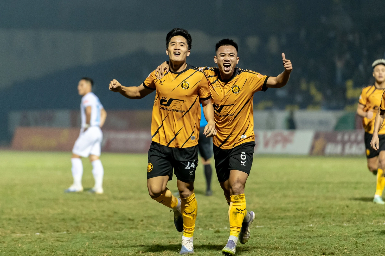 Cầm hòa ĐKVĐ Nam Định, HLV Thanh Hóa trải lòng về cuộc khủng hoảng lực lượng và tài chính