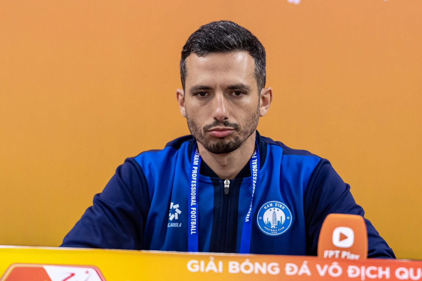 Cầm hòa ĐKVĐ Nam Định, HLV Thanh Hóa trải lòng về cuộc khủng hoảng lực lượng và tài chính